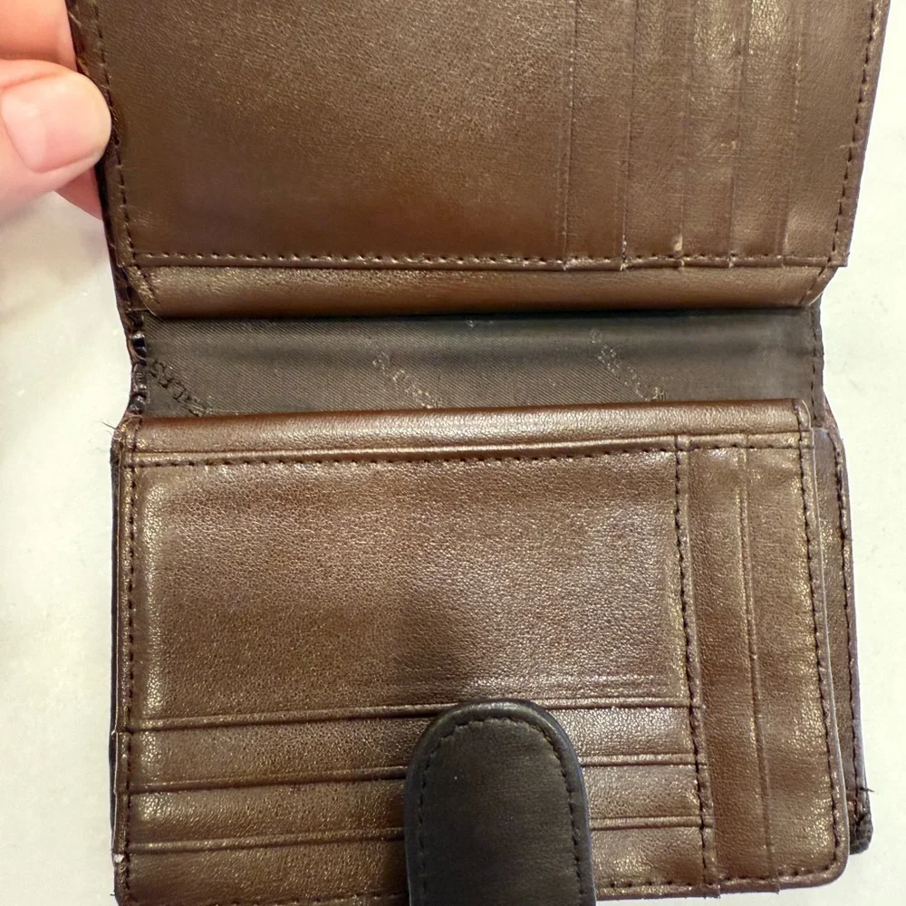 ROLFS Women’s Brown Leather Crocodile Embossed Wallet W/ Kiss Lock Coin Holder